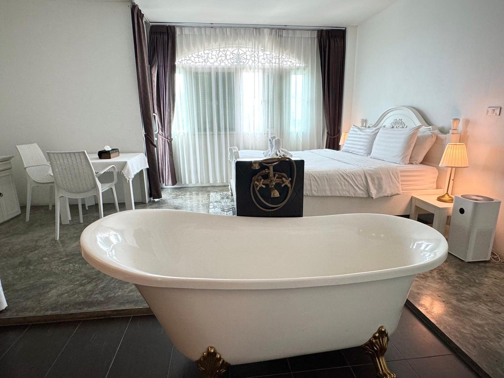 Nidhra Lanna Hotel Chiang Mai Bagian luar foto